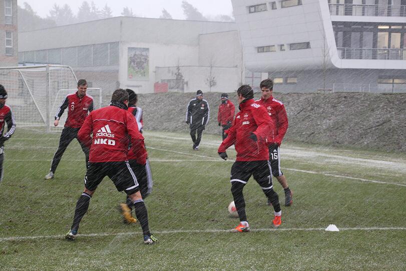 Während des Aufwärmspiels zog ein heftiger Schneeschauer über den Trainingsplatz.