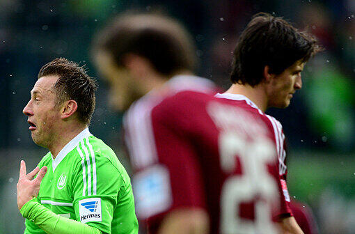 Der Wolfsburger Spieler Ivica Olic (l) bejubelt seinen Treffer zum 2:0 gegen den 1. FC Nürnberg.