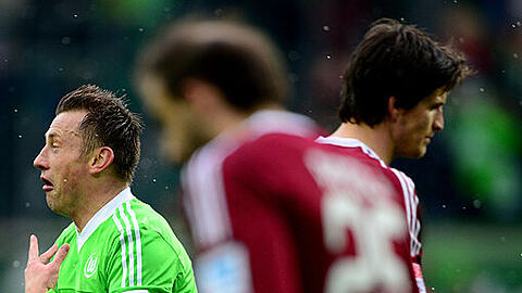 Der Wolfsburger Spieler Ivica Olic (l) bejubelt seinen Treffer zum 2:0 gegen den 1. FC Nürnberg.