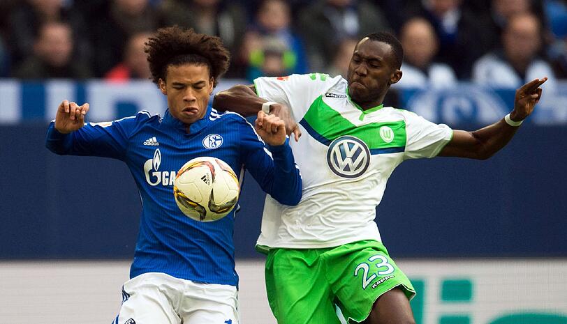 Schalkes Leroy Sané (links) im Zweikampf mit Wolfsburgs Josuha Guilavogui.