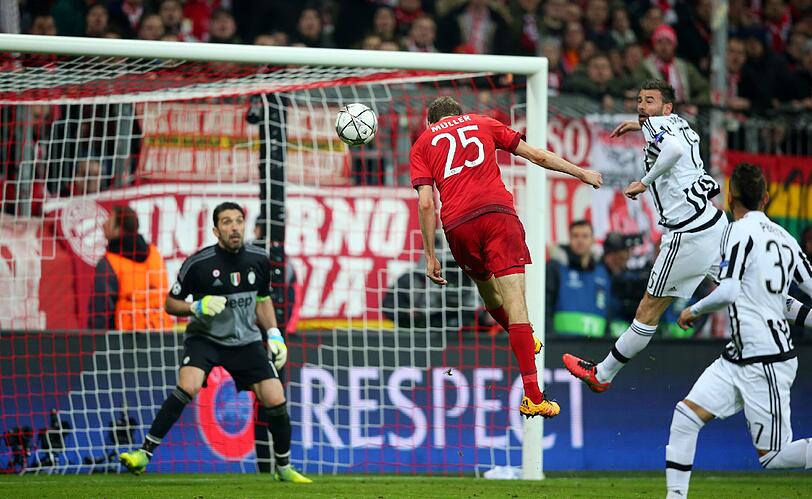 Das Achtelfinal-Rückspiel gegen Juve wird zur epischen Schlacht: Das Hinspiel in turin ging 2:2 aus, wobei die Bayern noch eine 2:0-Führung aus der Hand gab. Beim Rückspiel gerieten sich die Bayern nach einem Katastrophenstart einen 0:2-Rückstand nach nur einer halben Stunde ein. Lewandowski sorgte in der 73. Minute für den Anschlusstreffer, eher Thomas Müller in letzter Minute per Kopf ausgleichen konnte. In der Verlängerung hatten die Bayern dann die besseren Nerven und gewannen dank der Tore von Thiago (108.) und Kingsley Coman (110.) die Partie mit 4:2 n.V.