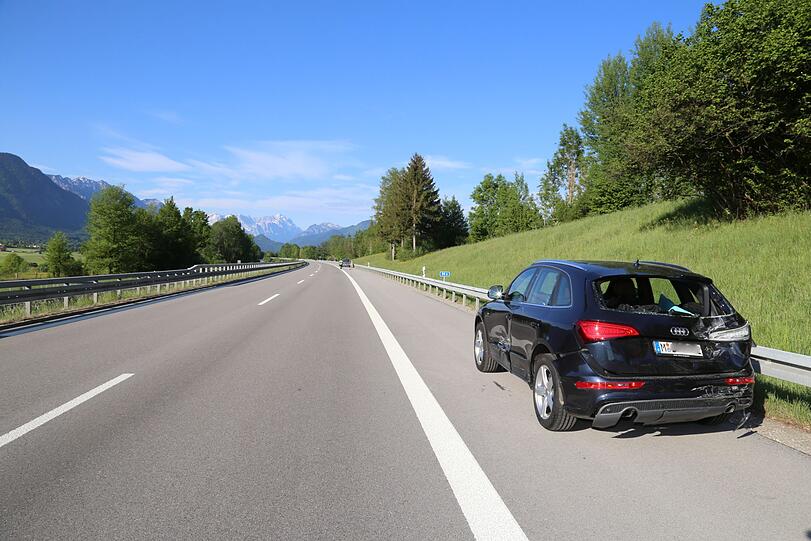 Der Autobahnabschnitt ist mit Schrott-Teilen übersät - die Bilder von der Unfallstelle auf der A95 Richtung Garmisch.