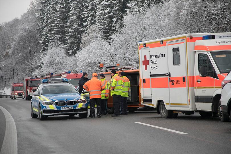Bei dem Unfall auf der A8 ist ein Lastwagen mit teilweise entzündlichen Stoffen umgekippt. Die Bergungsarbeiten dauerten mehrere Stunden an.