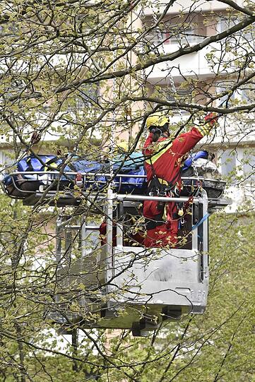 Die Feurwehr musste den Patienten mit schwerem Gerät aus der Wohnung transportieren.