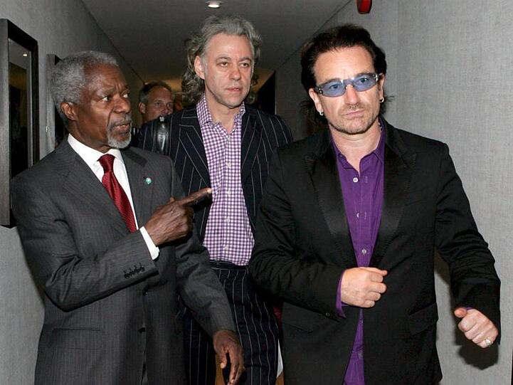 Bono (r) spricht mit UN-Generalsekretär Kofi Annan (l) während des G8-Gipfels.
