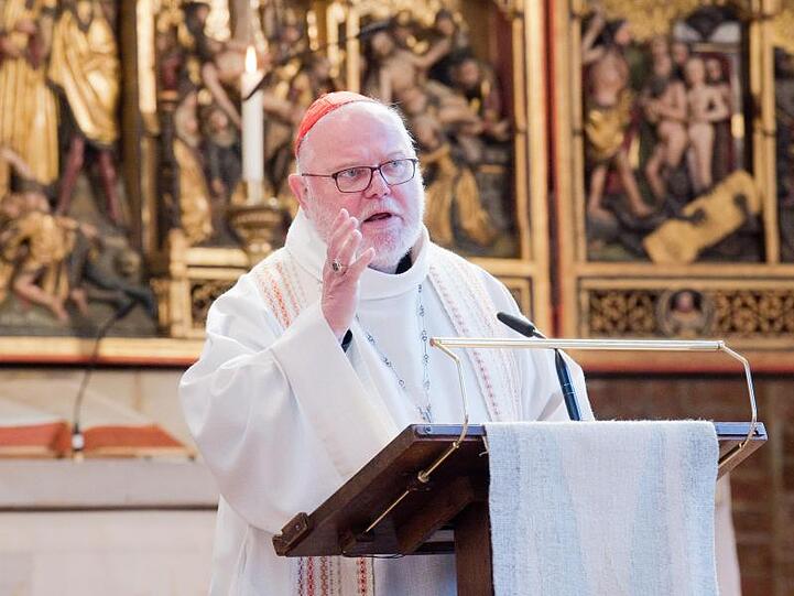 Kardinal Reinhard Marx, Vorsitzender der Deutschen Bischofskonferenz, spricht bei einem Ökumenischen Gottesdienst. Foto: Julian Stratenschulte
