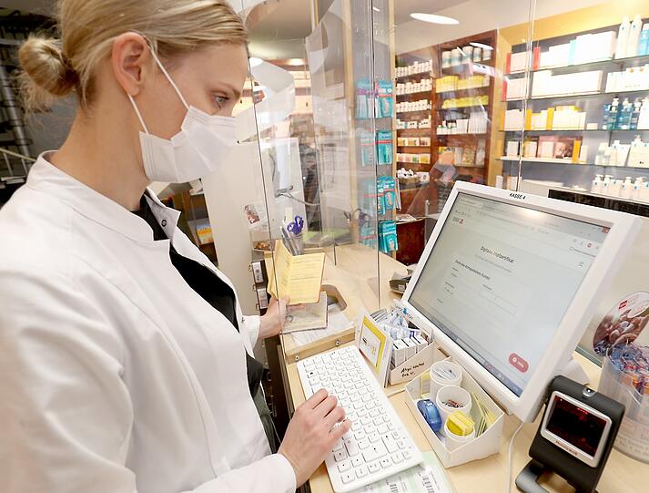 Das Ausstellen des Impfzertifikats geht relativ schnell, sagt Lena Jarosch-Loher, Inhaberin der Rosen Apotheke. Dort werden allein am Montagvormittag 30 Zertifikate ausgestellt.