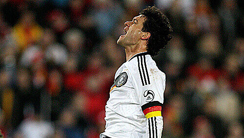 Andreas Brehme glaubt an Kapitän Michael Ballack: "Wenn er gesund bleibt, wird Michael einer der besten Spieler des Turniers." Andreas Brehme glaubt an Kapitän Michael Ballack: "Wenn er gesund bleibt, wird Michael einer der besten Spieler des Turniers."