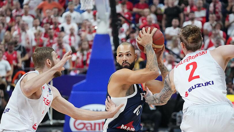Die Polen Michal Sokolowski (l) und Olek Balcerowski (r) verteidigen gegen Frankreichs Evan Fournier.