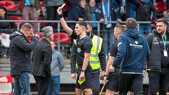 Wenn ein Trainer Rot sieht: Schiedsrichter Timon Schulz (M.) erteilt 1860-Coach Jacobacci den dritten von vier Platzverweisen des Tages.  Foto: Julian Meusel/imago