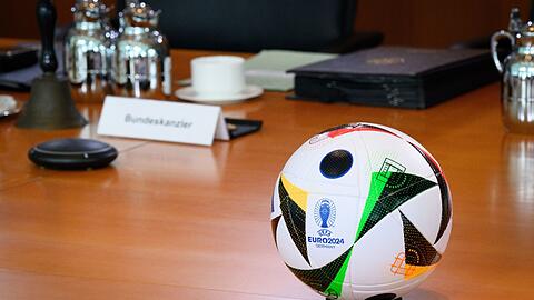 Der offizielle Fußball für die UEFA EURO 2024, die in 100 Tagen in Deutschland beginnt, liegt zu Beginn der Kabinettssitzung auf dem Kabinettstisch im Bundeskanzleramt.