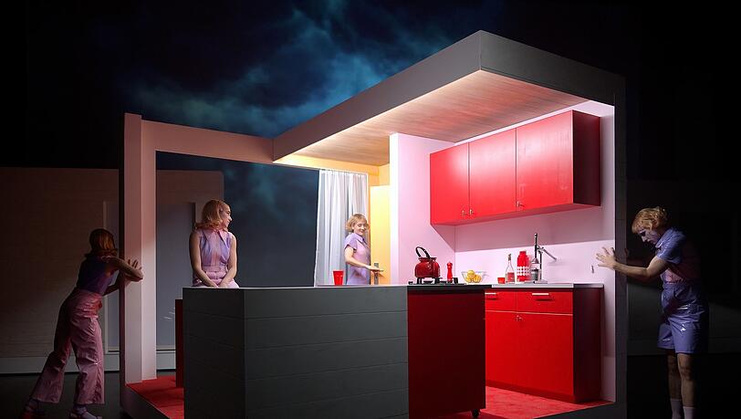 Wohngemeinschaft mit Doubles: Nina Noé Stehlin, Ruth Bohsung, Lena Brückner und Nils Karsten in der von Nadin Schumacher designten Wohnküche für „Persona“ im Münchner Volkstheater.
