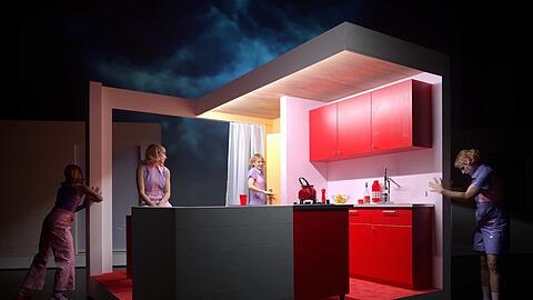 Wohngemeinschaft mit Doubles: Nina Noé Stehlin, Ruth Bohsung, Lena Brückner und Nils Karsten in der von Nadin Schumacher designten Wohnküche für „Persona“ im Münchner Volkstheater.