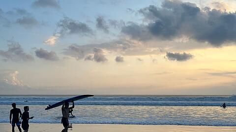 Die Insel der G&ouml;tter gilt als Mekka f&uuml;r Surfer und ist bei Touristen aus aller Welt beliebt.