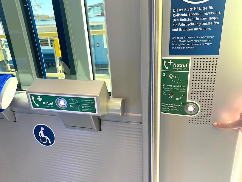 &Auml;rger in der U-Bahn? Per Knopfdruck an diesem gr&uuml;nen "Notruf"-Schild erreichen Sie den Fahrer und k&ouml;nnen direkt mit ihm sprechen. Diese Kn&ouml;pfe befinden sich innen neben jeder U-Bahn-T&uuml;r.