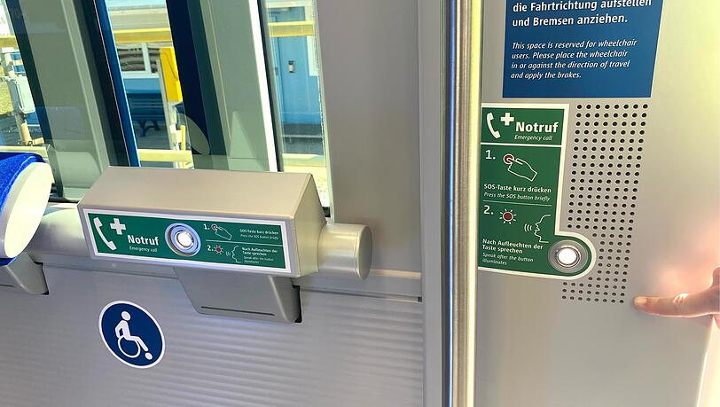 &Auml;rger in der U-Bahn? Per Knopfdruck an diesem gr&uuml;nen "Notruf"-Schild erreichen Sie den Fahrer und k&ouml;nnen direkt mit ihm sprechen. Diese Kn&ouml;pfe befinden sich innen neben jeder U-Bahn-T&uuml;r.