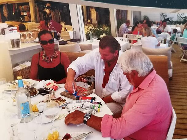 Familie Tollmann beim gemeinsamen Fr&uuml;hst&uuml;ck mit Mario Adorf in Saint-Tropez.