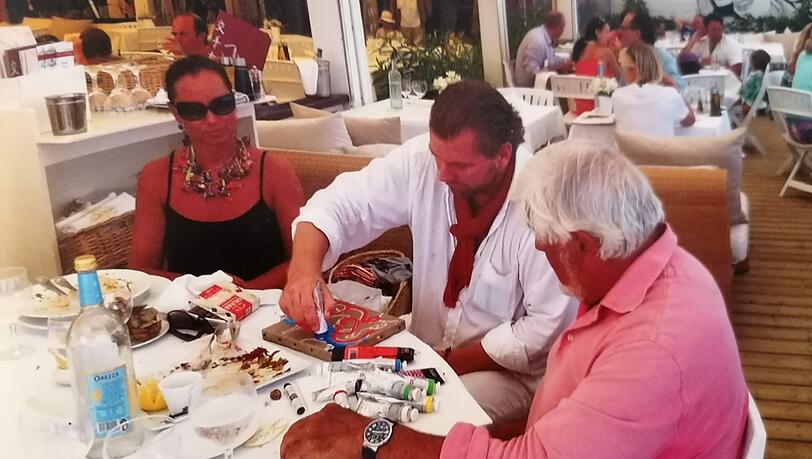 Familie Tollmann beim gemeinsamen Fr&uuml;hst&uuml;ck mit Mario Adorf in Saint-Tropez.