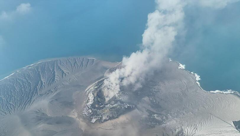 Auf einem Drohnenfoto ist zu sehen, wie der Anak Krakatau Aschewolken ausstößt. Auf einem Drohnenfoto ist zu sehen, wie der Anak Krakatau Aschewolken ausstößt.