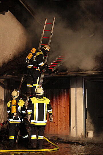 Zu einem Garagenbrand in Dörfl wurden mehrere Feuerwehren alarmiert. Das Feuer ist vermutlich im Dachbereich der Garage ausgebrochen und griff auf das Wohnhaus über.