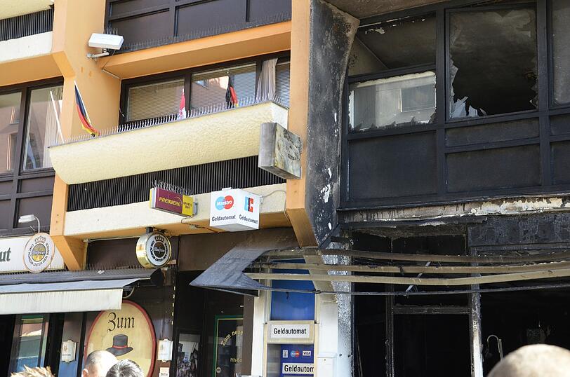 Schwabing am Tag nach der Bombensprengung: Die Spuren der Detonation sind deutlich zu erkennen, teilweise hat sie schwere Schäden verursacht. Derzeit werden die Schäden an den Gebäuden der Umgebung erfasst.