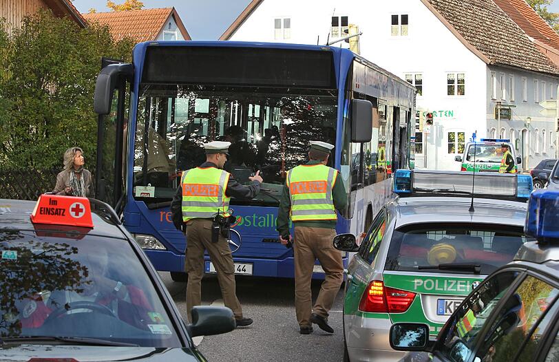 In Marktoberdorf ist es zu einem schlimmen Schulbusunfall gekommen. Die Bilder.