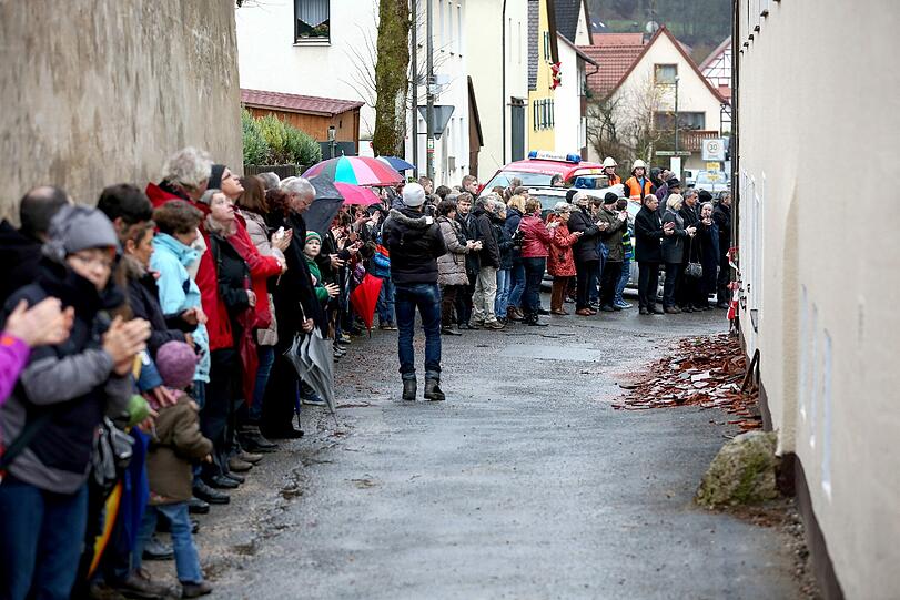 Nach den Brandanschlägen auf Asylbewerber-Unterkünfte haben die Menschen in Vorra eine Menschenkette und einen Solidaritätsgottesdienst unter dem Motto "Vorra setzt ein Zeichen" veranstaltet.