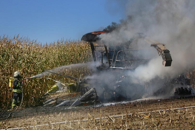Der Maishäcksler fing Feuer, die anrückenden Wehren hatten den Brand schnell unter Kontrolle.