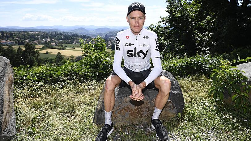 Tour-Spitzenreiter Chris Froome stellte sich den Fragen der Presse. Foto: Yorick Jansens