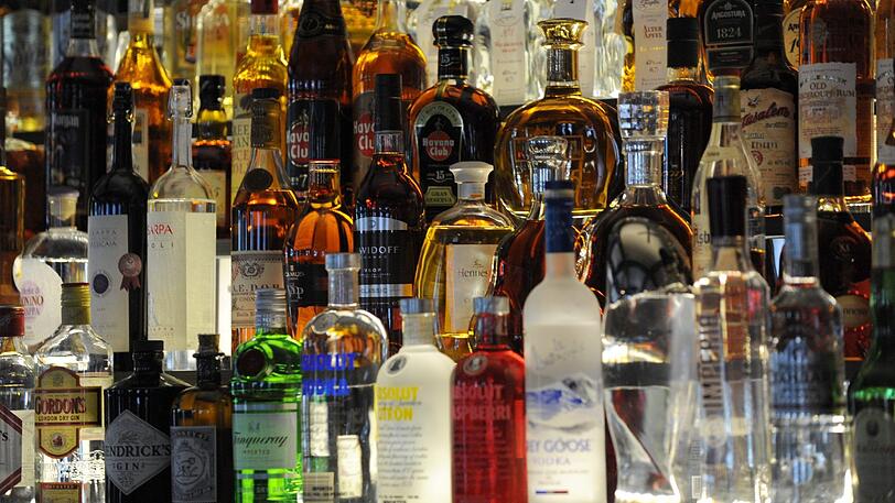 Über das Internet kommen Jugendliche ohne Probleme an harten Alkohol. Der Gesetzgeber ist machtlos.