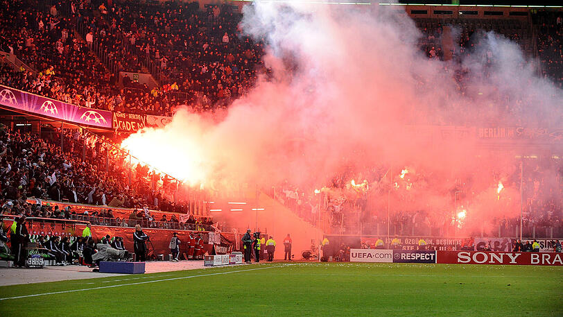 Istanbuls Fans zünden ein bengalisches Feuer auf der Tribüne.