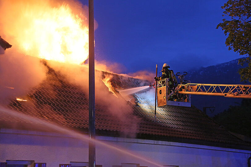 "Brandstiftung können wir ausschließen", hieß es seitens der Polizei. Ermittler sollen in dem einsturzgefährdeten Gebäude nach der Ursache des Feuers suchen. "Der Schaden beträgt mindestens mehrere Hunderttausend Euro", sagte die Polizeisprecherin.