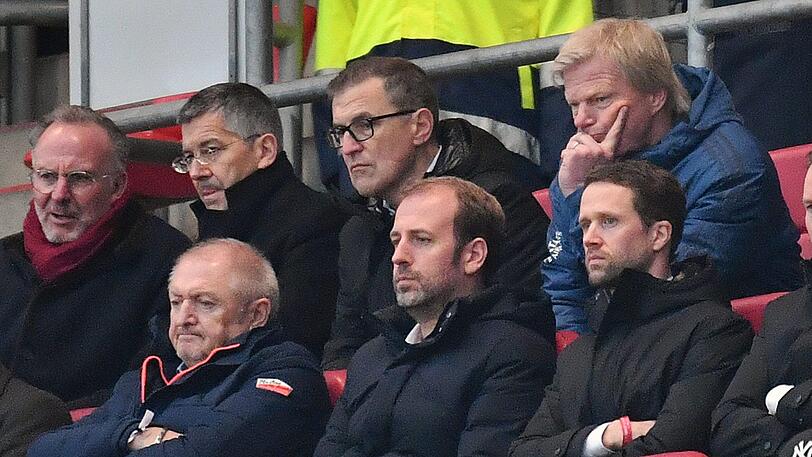Bekamen in Nürnberg eine deftige Pleite zu sehen: Bayerns Führungskräfte um Oliver Kahn (r.) und Karl-Heinz Rummenigge (l.).