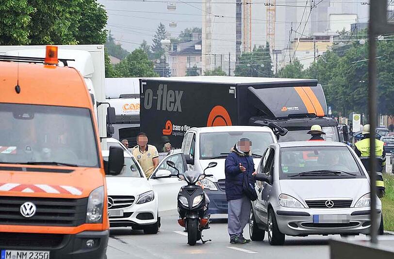 Zwei Lastwagen bleiben im matschigen Boden stecken - ein Verkehrschaos folgt. Die Bilder zum kuriosen Vorfall.