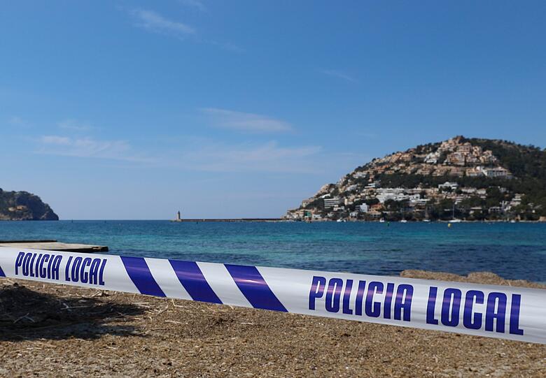 Die mallorquinische Polizei hat den Strand bei Port Andratx gesperrt, allerdings nicht wegen eines Mordes, sondern wegen Corona.