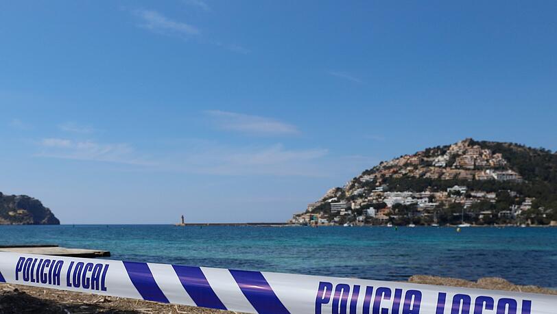 Die mallorquinische Polizei hat den Strand bei Port Andratx gesperrt, allerdings nicht wegen eines Mordes, sondern wegen Corona. Die mallorquinische Polizei hat den Strand bei Port Andratx gesperrt, allerdings nicht wegen eines Mordes, sondern wegen Corona.