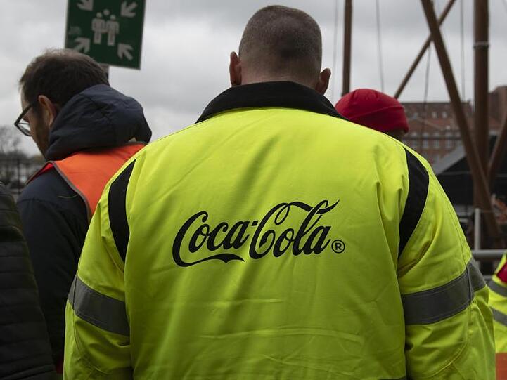 Mitarbeiter der Coca-Cola European Partners stehen bei einer Protestaktion an der Coca-Cola-Zentrale in Berlin.