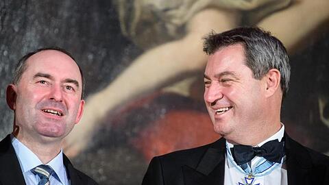 Markus Söder (CSU, l) lächelt Hubert Aiwanger (Freien Wähler) an. Foto: Matthias Balk/Archiv