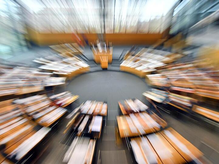 Abgeordnete sitzen im Plenarsaal des Thüringer Landtages.