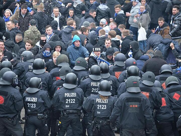 Wer kommt für die Polizeikosten bei Hochsicherheitsspielen im Fußball auf?