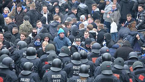 Wer kommt für die Polizeikosten bei Hochsicherheitsspielen im Fußball auf?