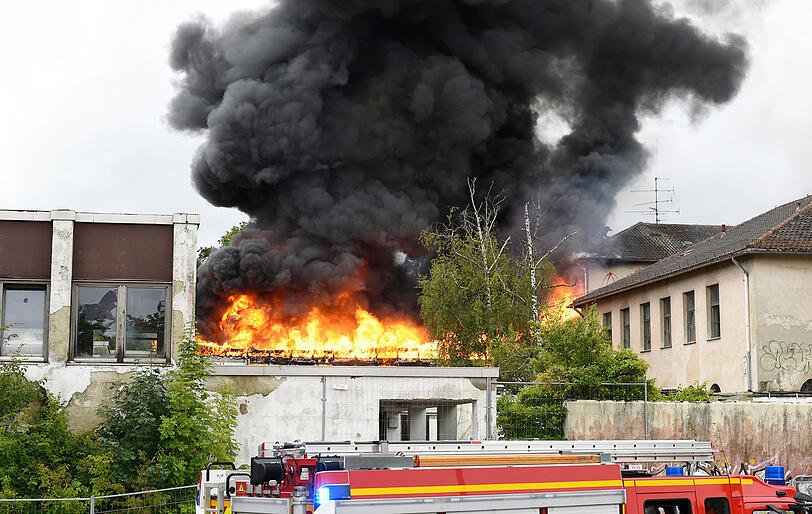 Die ehemalige Gehörlosenschule in Laim steht in Flammen.