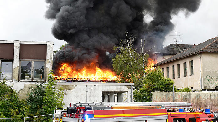 Die ehemalige Gehörlosenschule in Laim steht in Flammen.