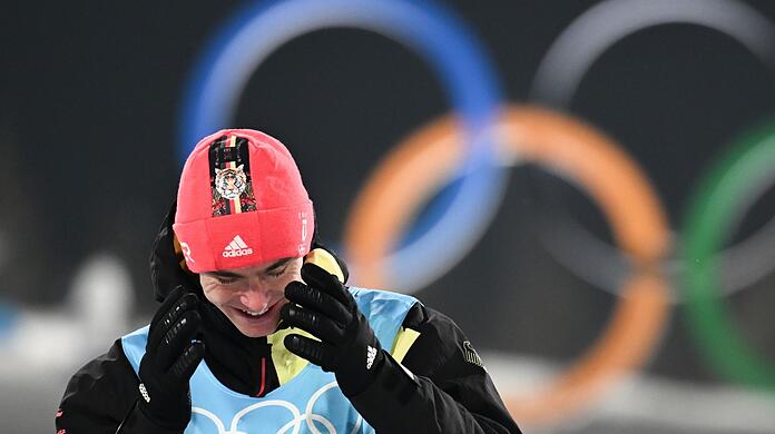 Kombinierer Vinzenz Geiger aus Deutschland gewinnt Gold bei den Winterspielen in Peking.