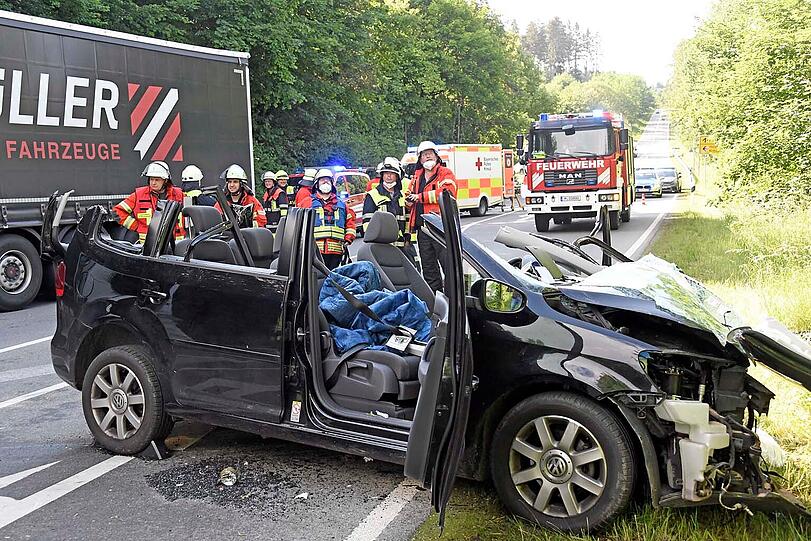 Der VW-Fahrer wurde in seinem Wagen eingeklemmt und musste von der Feuerwehr befreit werden.