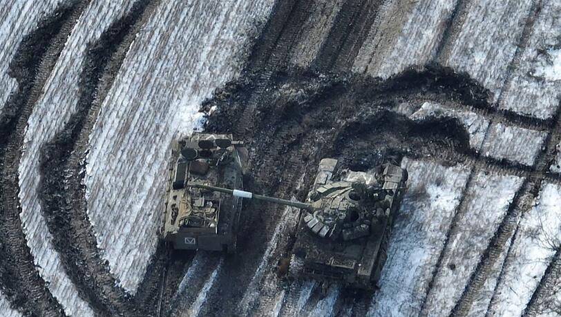 Beschädigte russische Panzer auf einem Feld  bei Wuhledar.