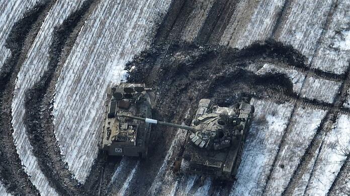Beschädigte russische Panzer auf einem Feld  bei Wuhledar.