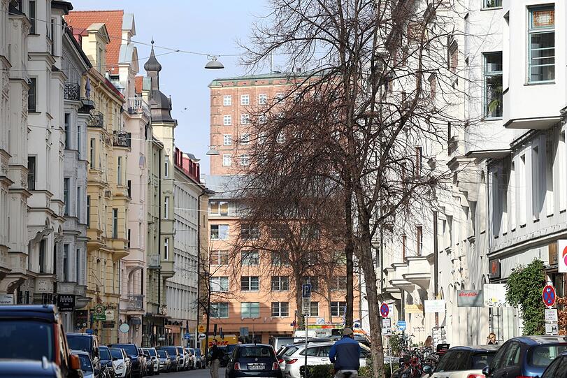 Blick aus der Hans-Sachs-Straße Richtung Städtisches Hochhaus.
