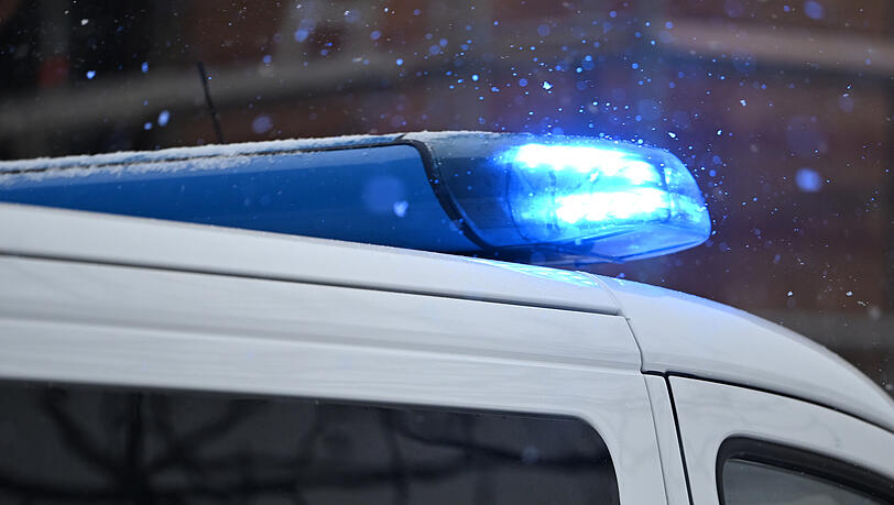 Polizisten ermitteln gegen einen 20-Jährigen, weil er mit einer Schreckschusspistole geschossen hat. (Symbolbild) Polizisten ermitteln gegen einen 20-Jährigen, weil er mit einer Schreckschusspistole geschossen hat. (Symbolbild)