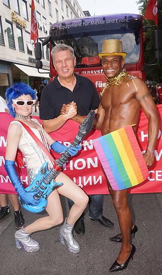 Keine Angst vor nackter Haut: Der OB-Kandidat der SPD, Dieter Reiter, beim CSD-Umzug.